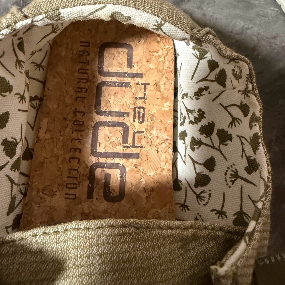 Hey Dudes Women’s Slip Ons - Picture 3 of 3
